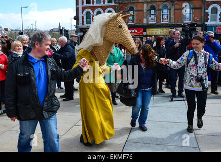 L'Armagh Rhymers (Mummers) eseguire il loro unico mumming irlandese presso la quarantaquattresima Pan nazioni celtiche Festival in Londonderry (Derry). Foto Stock