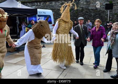 L'Armagh Rhymers (Mummers) eseguire il loro unico mumming irlandese presso la quarantaquattresima Pan nazioni celtiche Festival in Londonderry (Derry). Foto Stock
