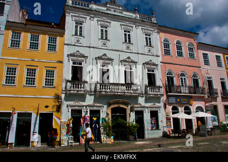 Salvador de Bahia, Brasile e colorati di epoca coloniale case nel Pelourinho sezione della città, la posizione della città originaria Foto Stock