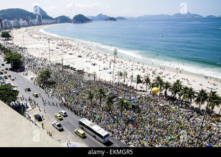 Rio De Janeiro, Brasile. Xii Apr, 2015. Le persone si radunano nel corso di una manifestazione contro il governo del presidente brasiliano Dilma Rousseff dopo le accuse di corruzione nello stato oil company Petrobras a Rio de Janeiro, Brasile, il 12 aprile 2015. © Rudy Trindade/AGENCIA ESTADO/Xinhua/Alamy Live News Foto Stock