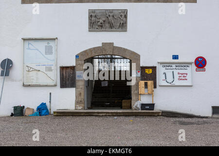 Il disordinato ingresso del salto con gli sci stadium presso il sito del 1936 Olimpiadi invernali a Garmisch-Partenkirchen Foto Stock