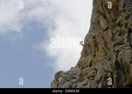 Arrampicata su roccia, scalatore sulla corda, Sierra los Camarolos, Andalusia, Spagna meridionale. Foto Stock