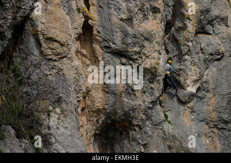 Arrampicata su roccia, scalatore in una fessura nella roccia, Sierra los Camarolos, Andalusia, Spagna meridionale. Foto Stock