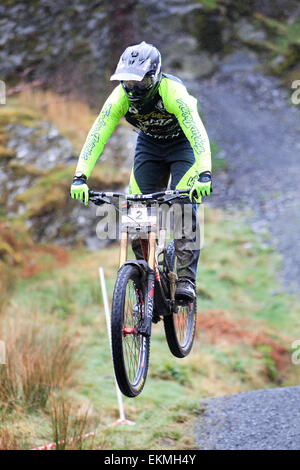 In discesa in mountain bike Foto Stock