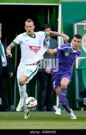 Budapest, Ungheria. Il 12 aprile, 2015. Roland Varga del Ferencvaros (l) è tirata indietro da Gyula Forro di Újpest durante Ferencvaros vs. Újpest Banca OTP League Football Match in Groupama Arena. Credito: Laszlo Szirtesi/Alamy Live News Foto Stock