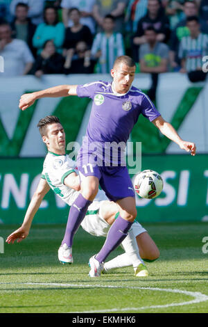 Budapest, Ungheria. Il 12 aprile, 2015. David Mateos del Ferencvaros (l) è superato da Mihailo Perovic di Újpest durante Ferencvaros vs. Újpest Banca OTP League Football Match in Groupama Arena. Credito: Laszlo Szirtesi/Alamy Live News Foto Stock