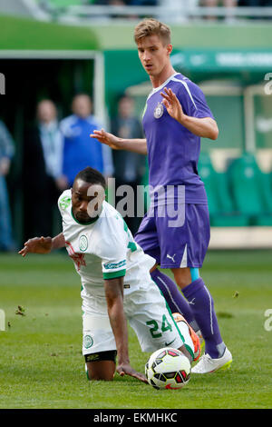 Budapest, Ungheria. Il 12 aprile, 2015. Roland Lamah del Ferencvaros (l) è imbrattata di Balazs Balogh di Újpest durante Ferencvaros vs. Újpest Banca OTP League Football Match in Groupama Arena. Credito: Laszlo Szirtesi/Alamy Live News Foto Stock