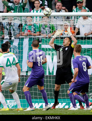 Budapest, Ungheria. Il 12 aprile, 2015. Szabolcs Balajcza di Újpest vigila la sfera durante Ferencvaros vs. Újpest Banca OTP League Football Match in Groupama Arena. Credito: Laszlo Szirtesi/Alamy Live News Foto Stock