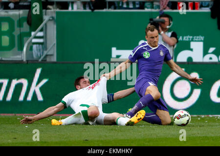 Budapest, Ungheria. Il 12 aprile, 2015. Daniel Bode del Ferencvaros (l) è tirato da Robert Litauszki di Újpest durante Ferencvaros vs. Újpest Banca OTP League Football Match in Groupama Arena. Credito: Laszlo Szirtesi/Alamy Live News Foto Stock