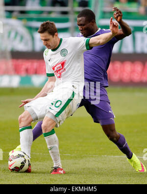 Budapest, Ungheria. Il 12 aprile, 2015. Duello tra Zoltan Gera del Ferencvaros (l) e Kim Ojo di Újpest durante Ferencvaros vs. Újpest Banca OTP League Football Match in Groupama Arena. Credito: Laszlo Szirtesi/Alamy Live News Foto Stock