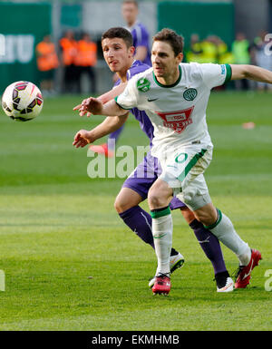 Budapest, Ungheria. Il 12 aprile, 2015. Duello tra Zoltan Gera del Ferencvaros (r) e Enis Bardhi di Újpest durante Ferencvaros vs. Újpest Banca OTP League Football Match in Groupama Arena. Credito: Laszlo Szirtesi/Alamy Live News Foto Stock