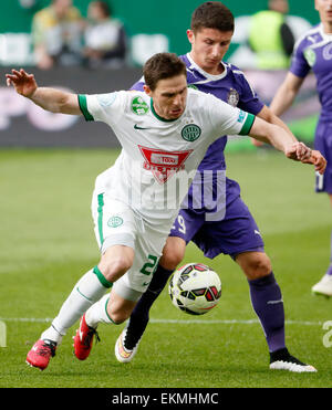 Budapest, Ungheria. Il 12 aprile, 2015. Duello tra Zoltan Gera del Ferencvaros (l) e Enis Bardhi di Újpest durante Ferencvaros vs. Újpest Banca OTP League Football Match in Groupama Arena. Credito: Laszlo Szirtesi/Alamy Live News Foto Stock