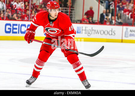 Raleigh, North Carolina, Stati Uniti d'America. Xi Apr, 2015. Carolina Hurricanes centro Victor Rask (49) durante il gioco NHL tra le ali rosse di Detroit e Carolina Hurricanes al PNC Arena. Il Red Wings sconfitto la Carolina Hurricanes 2-0. © Andy Martin Jr./ZUMA filo/Alamy Live News Foto Stock