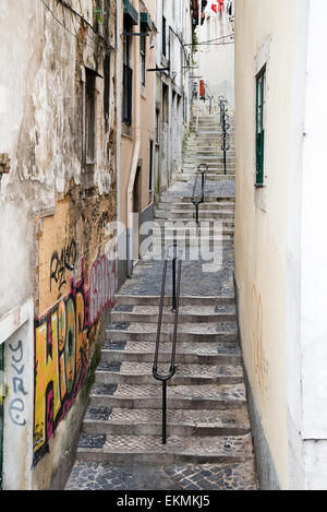 Passi nello storico quartiere Alfama di Lisbona, Portogallo. Foto Stock