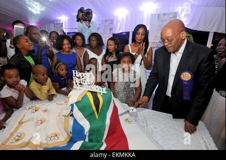 Durban, Sud Africa. Xii Apr, 2015. In Sud Africa il presidente Jacob Zuma (1R) tenta di tagliare la torta di compleanno con i suoi familiari nel corso di una famiglia privata incontro presso il presidential residenza ufficiale a Durban, Sud Africa, il 12 aprile 2015. Jacob Zuma domenica ha celebrato il suo 73 compleanno con un augurio " per tutti i Sudafricani a vivere insieme in pace e armonia". Credito: DOC/Elmond Jiyane/Xinhua/Alamy Live News Foto Stock