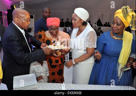 Durban, Sud Africa. Xii Apr, 2015. In Sud Africa il presidente Jacob Zuma (1L) condivide i pezzi della sua torta di compleanno con le mogli Sizakele Zuma (2 L), Tobeka Zuma 2 (R) e Bongi Zuma (1R) durante una famiglia privata incontro presso il presidential residenza ufficiale a Durban, Sud Africa, il 12 aprile 2015. Jacob Zuma domenica ha celebrato il suo 73 compleanno con un augurio " per tutti i Sudafricani a vivere insieme in pace e armonia". Credito: DOC/Elmond Jiyane/Xinhua/Alamy Live News Foto Stock