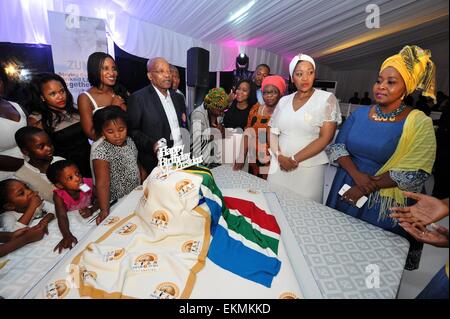 Durban, Sud Africa. Xii Apr, 2015. In Sud Africa il presidente Jacob Zuma (C) tenta di tagliare la torta di compleanno con i suoi familiari nel corso di una famiglia privata incontro presso il presidential residenza ufficiale a Durban, Sud Africa, il 12 aprile 2015. Jacob Zuma domenica ha celebrato il suo 73 compleanno con un augurio " per tutti i Sudafricani a vivere insieme in pace e armonia". Credito: DOC/Elmond Jiyane/Xinhua/Alamy Live News Foto Stock