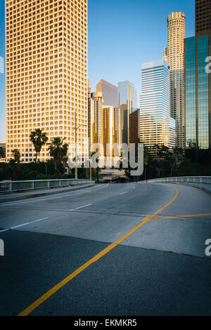 Gli edifici nel centro di Los Angeles e 4th Street, nel centro di Los Angeles, California. Foto Stock