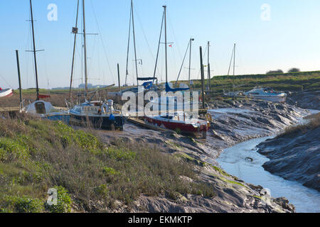 Barche sul fango a bassa marea sul fiume Ax nella salita boat yard vicino a Weston-super-Mare North Somerset Foto Stock