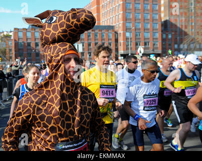Brighton, Regno Unito. Xii Apr, 2015. La maratona di Brighton, Brighton, Inghilterra, Regno Unito domenica 12 aprile 2015 Credit: KEITH MAYHEW/Alamy Live News Foto Stock