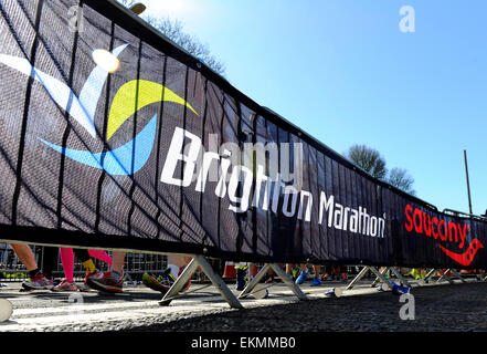 Brighton, Regno Unito. Xii Apr, 2015. La maratona di Brighton, Brighton, Inghilterra, Regno Unito domenica 12 aprile 2015 Credit: KEITH MAYHEW/Alamy Live News Foto Stock