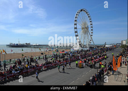Brighton, Regno Unito. Xii Apr, 2015. La maratona di Brighton, Brighton, Inghilterra, Regno Unito domenica 12 aprile 2015 Credit: KEITH MAYHEW/Alamy Live News Foto Stock