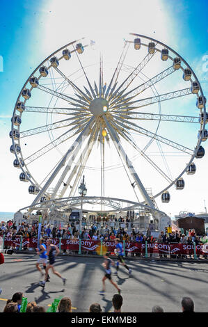 Brighton, Regno Unito. Xii Apr, 2015. La maratona di Brighton, Brighton, Inghilterra, Regno Unito domenica 12 aprile 2015 Credit: KEITH MAYHEW/Alamy Live News Foto Stock