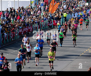 Brighton, Regno Unito. Xii Apr, 2015. La maratona di Brighton, Brighton, Inghilterra, Regno Unito domenica 12 aprile 2015 Credit: KEITH MAYHEW/Alamy Live News Foto Stock