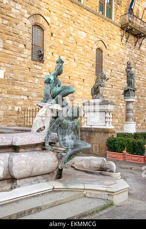 Fontana del Nettuno vicino alla Vecchia (Palazzo Vecchio) sulla Piazza della Signora (Piazza della Signoria di Firenze in Italia in Foto Stock