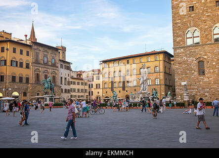 Nettuno e altre statue sulla Piazza della Signora (Piazza della Signoria di Firenze in Italia nel periodo estivo Foto Stock