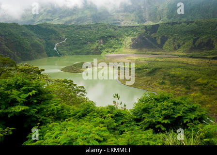 Caldera del monte Galunggung vulcano a Tasikmalaya regency, West Java, Indonesia. Foto Stock