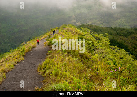 La gente a piedi sulla cresta della caldera del monte Galunggung vulcano a Tasikmalaya regency, West Java, Indonesia. Foto Stock