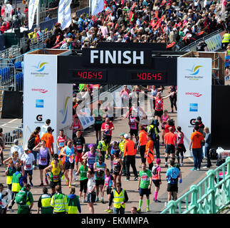 Brighton, Regno Unito. Xii Apr, 2015. La maratona di Brighton, Brighton, Inghilterra, Regno Unito domenica 12 aprile 2015 Credit: KEITH MAYHEW/Alamy Live News Foto Stock