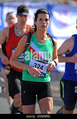 Brighton, Regno Unito. Xii Apr, 2015. Sarah Kingston al quarto posto e primo atleta britannico nella gara femminile alla maratona di Brighton, Brighton, Inghilterra, Regno Unito domenica 12 aprile 2015 Credit: KEITH MAYHEW/Alamy Live News Foto Stock