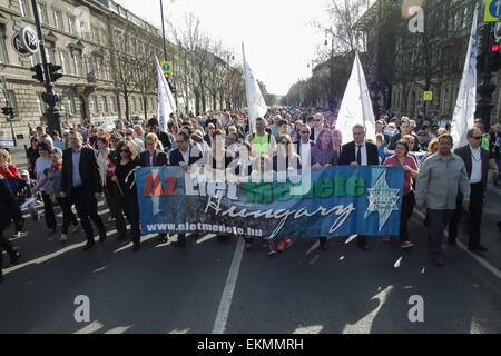 Budapest, Ungheria. Xii Apr, 2015. Le persone che frequentano il 'Marco della vita" per commemorare le vittime della Shoah durante la Seconda Guerra Mondiale a Budapest, in Ungheria, il 12 aprile 2015. © Attila Volgyi/Xinhua/Alamy Live News Foto Stock