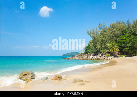 Una bellissima spiaggia tropicale all'isola di Phuket, Tailandia Foto Stock