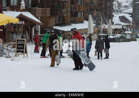 Turismo Snowboarder azienda pochi amici occupato Foto Stock