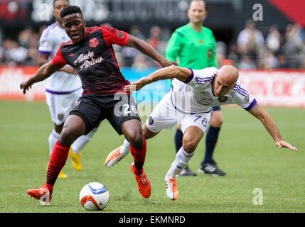 Portland, Oregon, Stati Uniti d'America. Il 12 aprile, 2015. Legni centrocampista GEORGE FOCHIVE (26) combatte per la palla. Il Portland legnami FC ha ospitato la città di Orlando SC a Providence Park il 12 aprile 2015. Credito: David Blair/ZUMA filo/Alamy Live News Foto Stock