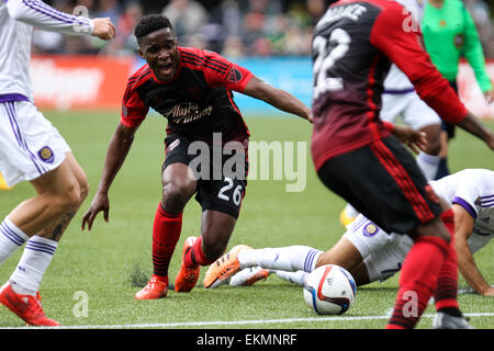 Portland, Oregon, Stati Uniti d'America. Il 12 aprile, 2015. Legni centrocampista GEORGE FOCHIVE (26) è imbrattata. Il Portland legnami FC ha ospitato la città di Orlando SC a Providence Park il 12 aprile 2015. Credito: David Blair/ZUMA filo/Alamy Live News Foto Stock