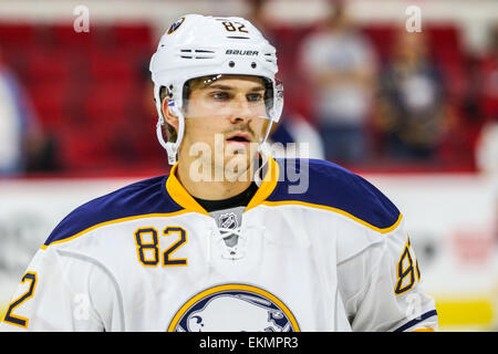 Buffalo Sabres ala sinistra Marcus Foligno (82) durante la fase di pre-stagione gioco NHL tra i Buffalo Sabres e Carolina Hurricanes al PNC Arena. Carolina Hurricanes sconfitto il Buffalo Sabres 5-1 nel regolamento giocare. Foto Stock