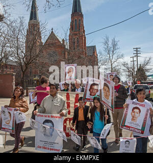 Detroit, Michigan, Stati Uniti d'America. Il 12 aprile, 2015. I dimostranti al rally di Sant'Anna chiesa cattolica per protestare contro il settembre 2014 scomparsa di 43 insegnanti di scuola gli studenti nella parte meridionale dello stato messicano di Guerrero. Gli studenti di Ayotzinapa Teacher Training College erano apparentemente arrestato dalla polizia locale che li diede in mano di un farmaco pista. Leader della protesta sono stati Maria de Jesus Tlatempa (estrema sinistra), madre di studente scomparso José Eduardo Bartolo Tlatempa e Cruz Bautista (anteriore, la seconda da sinistra), lo zio di scomparso studente Benjamin Ascencio Bautista. Credito: Jim West/Alamy Live News Foto Stock