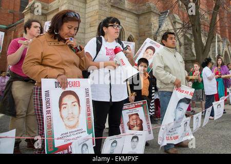 Detroit, Michigan, Stati Uniti d'America. Il 12 aprile, 2015. I dimostranti al rally di Sant'Anna chiesa cattolica per protestare contro il settembre 2014 scomparsa di 43 insegnanti di scuola gli studenti nella parte meridionale dello stato messicano di Guerrero. Gli studenti di Ayotzinapa Teacher Training College erano apparentemente arrestato dalla polizia locale che li diede in mano di un farmaco pista. Frequentando la protesta erano Maria de Jesus Tlatempa (sinistra), madre di studente scomparso José Eduardo Bartolo Tlatempa e Cruz Bautista (a destra), lo zio di scomparso studente Benjamin Ascencio Bautista. Credito: Jim West/Alamy Live News Foto Stock