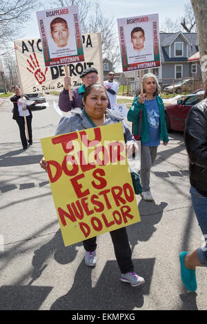 Detroit, Michigan, Stati Uniti d'America. Il 12 aprile, 2015. I dimostranti protestano il settembre 2014 scomparsa di 43 insegnanti di scuola gli studenti nella parte meridionale dello stato messicano di Guerrero. Gli studenti di Ayotzinapa Teacher Training College erano apparentemente arrestato dalla polizia locale che li diede in mano di un farmaco pista. I dimostranti sono stati uniti da molti parenti degli scomparsi che viaggiano in città attraverso gli Stati Uniti per raccontare la loro storia. Il cartello giallo letture, 'Il tuo dolore è il nostro dolore.' Credit: Jim West/Alamy Live News Foto Stock