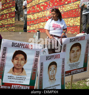 Detroit, Michigan, Stati Uniti d'America. Il 12 aprile, 2015. Maria de Jesus Tlatempa attende a parlare in un rally che protestavano il settembre 2014 scomparsa di 43 insegnanti di scuola gli studenti nella parte meridionale dello stato messicano di Guerrero. Gli studenti di Ayotzinapa Teacher Training College erano apparentemente arrestato dalla polizia locale che li diede in mano di un farmaco pista. Dove è la madre di studente scomparso José Eduardo Bartolo Tlatempa. I parenti degli scomparsi sono in viaggio verso le città attraverso gli Stati Uniti per raccontare la loro storia. Credito: Jim West/Alamy Live News Foto Stock