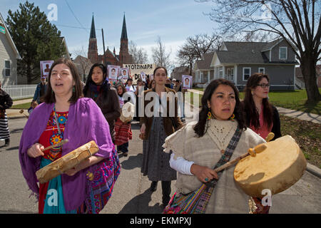 Detroit, Michigan, Stati Uniti d'America. Il 12 aprile, 2015. I manifestanti hanno marciato attraverso Detroit Mexican-American del quartiere per protestare contro il settembre 2014 scomparsa di 43 insegnanti di scuola gli studenti nella parte meridionale dello stato messicano di Guerrero. Gli studenti di Ayotzinapa Teacher Training College erano apparentemente arrestato dalla polizia locale che li diede in mano di un farmaco pista. I parenti degli scomparsi unite alla protesta; essi sono in viaggio verso le città attraverso gli Stati Uniti per raccontare la loro storia. Credito: Jim West/Alamy Live News Foto Stock