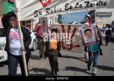 Detroit, Michigan, Stati Uniti d'America. Il 12 aprile, 2015. I manifestanti hanno marciato attraverso Detroit Mexican-American del quartiere per protestare contro il settembre 2014 scomparsa di 43 insegnanti di scuola gli studenti nella parte meridionale dello stato messicano di Guerrero. Gli studenti di Ayotzinapa Teacher Training College erano apparentemente arrestato dalla polizia locale che li diede in mano di un farmaco pista. I parenti degli scomparsi unite alla protesta; essi sono in viaggio verso le città attraverso gli Stati Uniti per raccontare la loro storia. Credito: Jim West/Alamy Live News Foto Stock