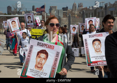 Detroit, Michigan, Stati Uniti d'America. Il 12 aprile, 2015. I manifestanti hanno marciato attraverso Detroit Mexican-American del quartiere per protestare contro il settembre 2014 scomparsa di 43 insegnanti di scuola gli studenti nella parte meridionale dello stato messicano di Guerrero. Gli studenti di Ayotzinapa Teacher Training College erano apparentemente arrestato dalla polizia locale che li diede in mano di un farmaco pista. I parenti degli scomparsi unite alla protesta; essi sono in viaggio verso le città attraverso gli Stati Uniti per raccontare la loro storia. Credito: Jim West/Alamy Live News Foto Stock