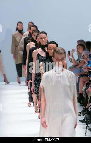 Sydney, Australia. Xiii Apr, 2015. I modelli sulla pista 2015 Mercedes benz fashion week a carriageworks Sydney Australia durante la Tome prestazioni Credito: martin berry/Alamy Live News Foto Stock