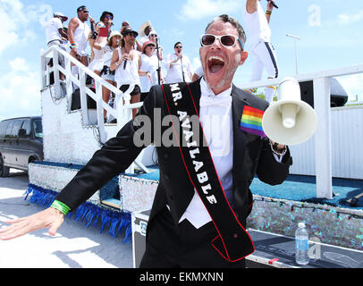 Miami Beach, Florida, Stati Uniti d'America. Il 12 aprile, 2015. Un esecutore di nome 'Mr. Disponibile' danze e canta con un coro durante il settimo annuale di Miami Beach Gay Pride Parade di Miami Beach, Florida il 12 aprile, 2015. Credito: Sean I draghetti/Alamy Live News Foto Stock