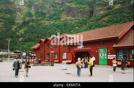 FLAM, Norvegia - 2 Agosto 2014: stazione ferroviaria e porto nella piccola cittadina turistica di Flam sul lato occidentale della Norvegia nel profondo dei fiordi. Foto Stock